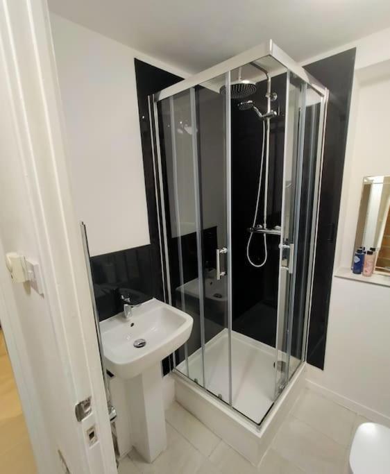 דירות לונדון Impeccable 2-Bed House מראה חיצוני תמונה